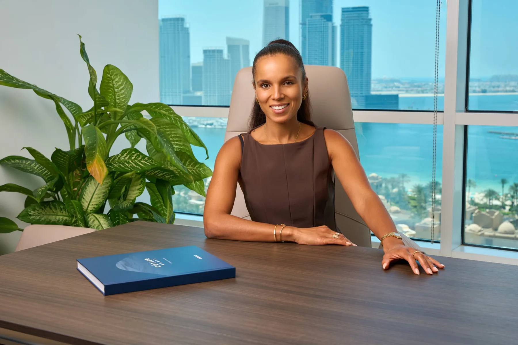 Deborah von Canal an ihrem Schreibtisch im Büro Dubai