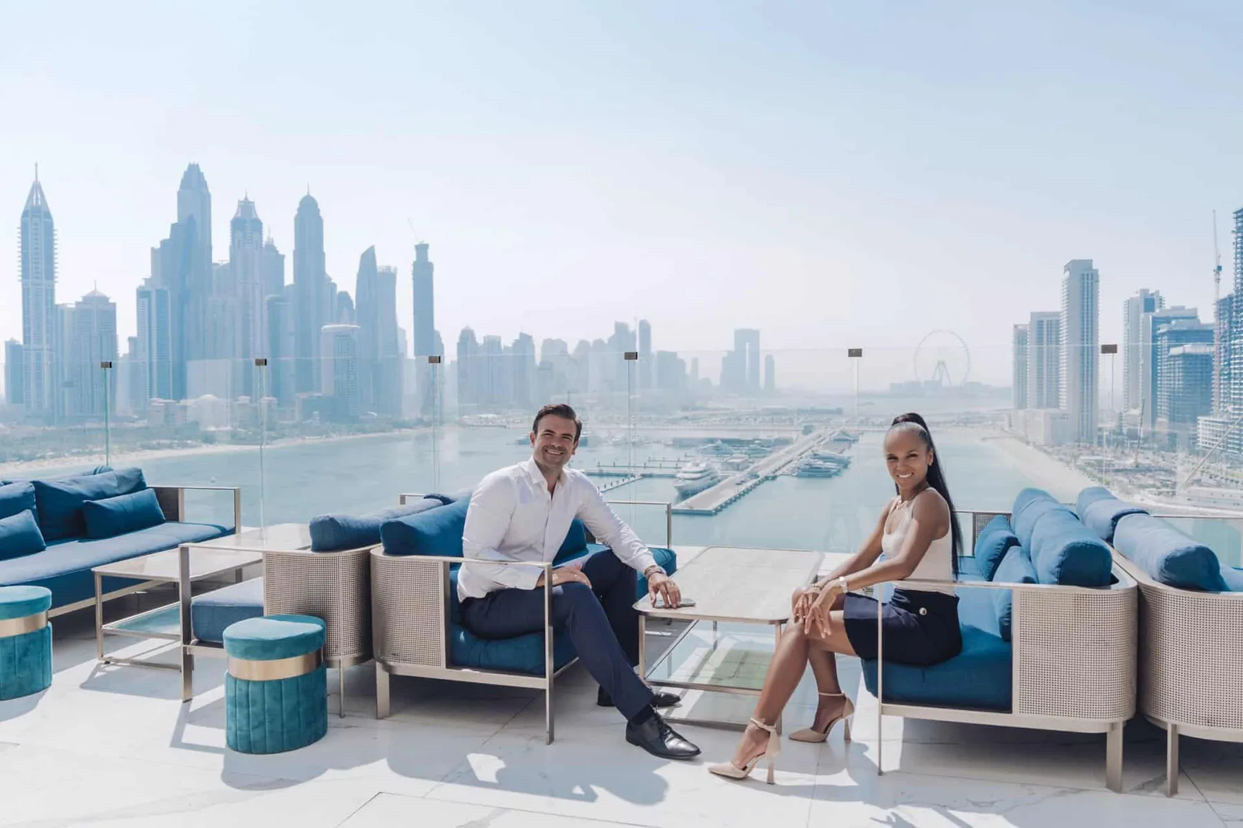 Florian und Deborah von Canal im Gespräch auf einer Terrasse in Dubai